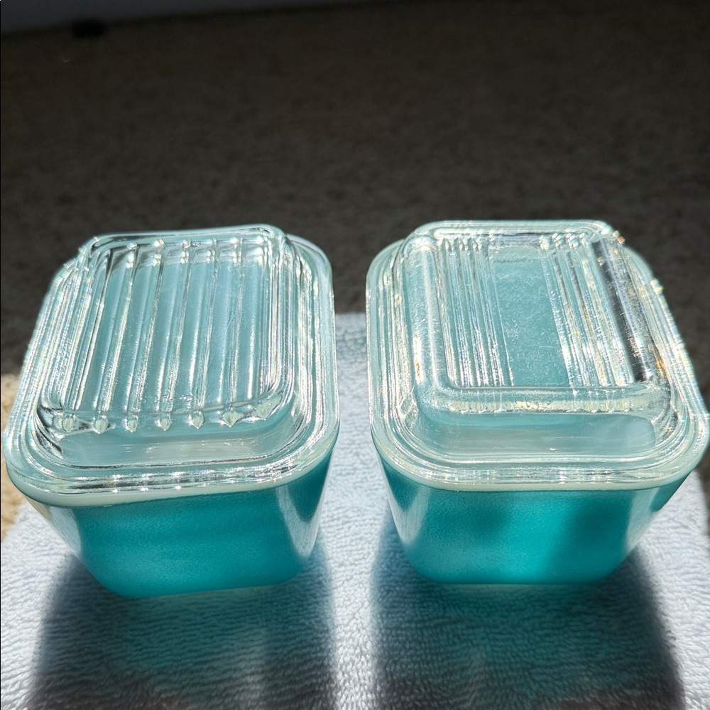 Vintage turquoise pyrex Glass Containers with Lids - Picture 4 of 7